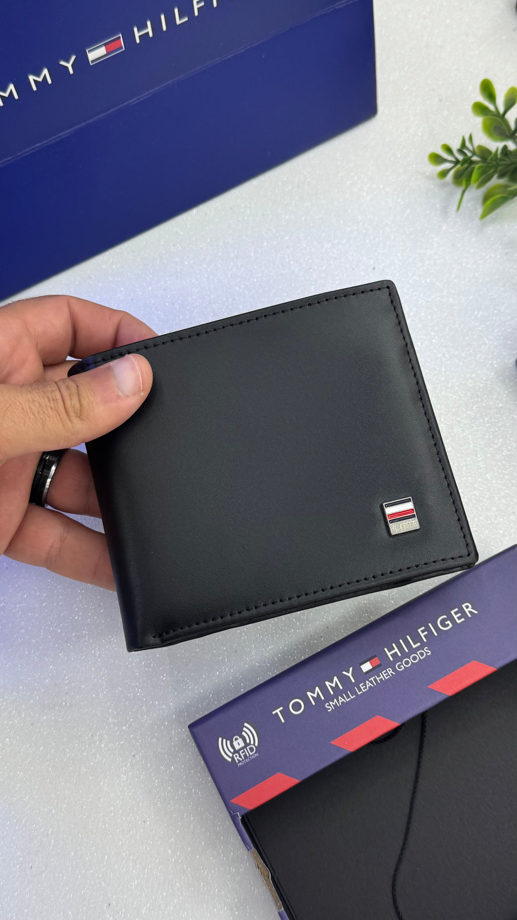 Tommy wallet.100