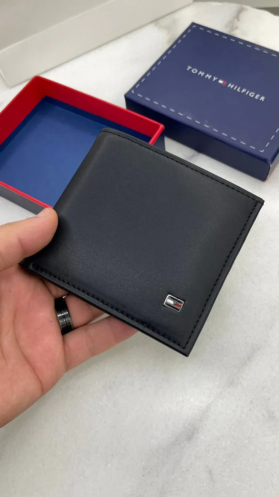 Tommy hilfiger wallet.02