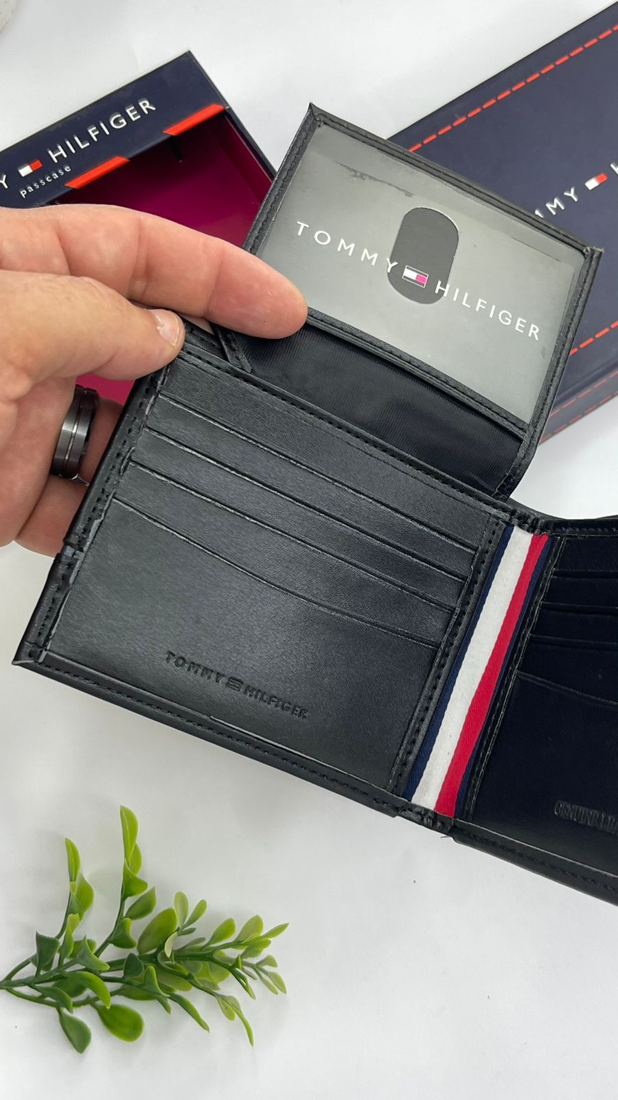 tommy Hilfiger wallet