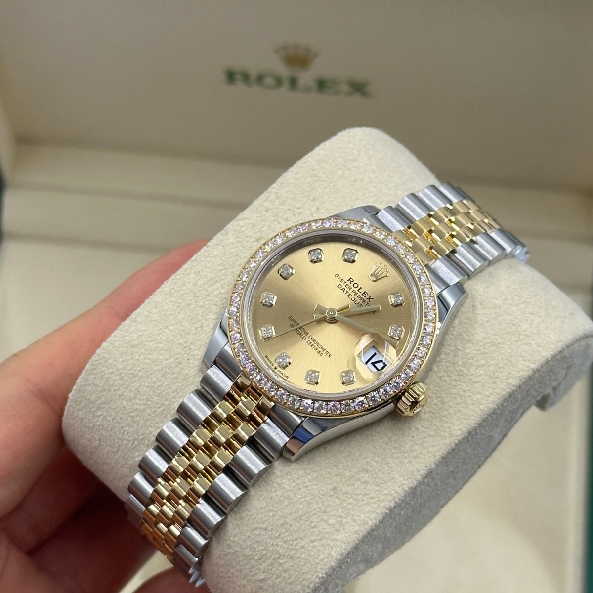 Rolex Datejust Mirror 31mm Gold dial Silver & Gold bracelet - image 4